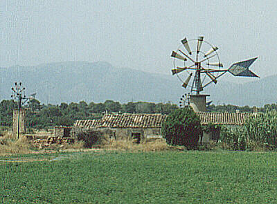 Los molinos de viento siembran el paisaje de Mallorca